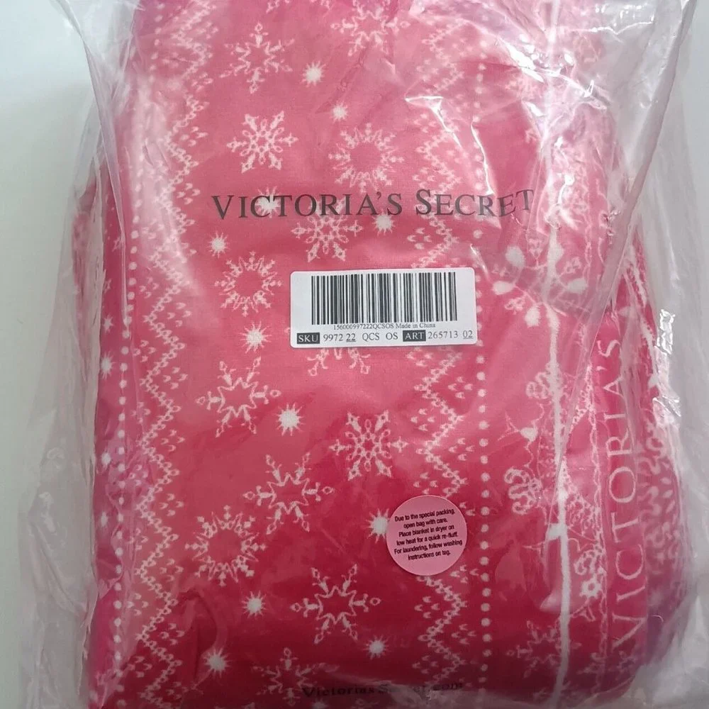Victoria's Secret Holiday Limited Edition Cozy Plush Fleece Throw - New